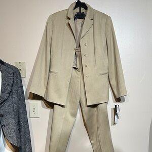 Larry Levine camel suit net